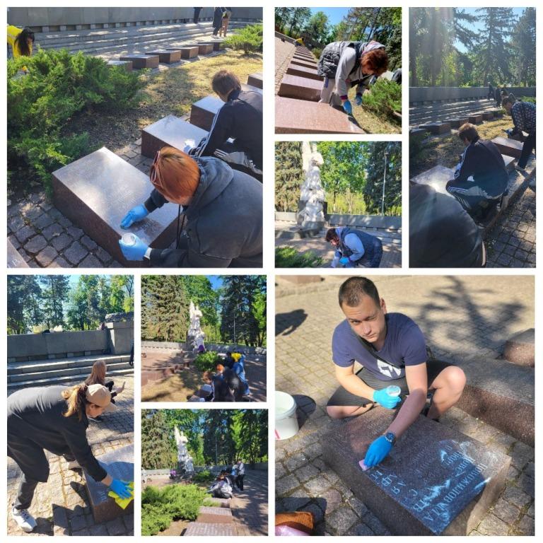 Реставрація пам'ятників загиблим у роки війни в парку 